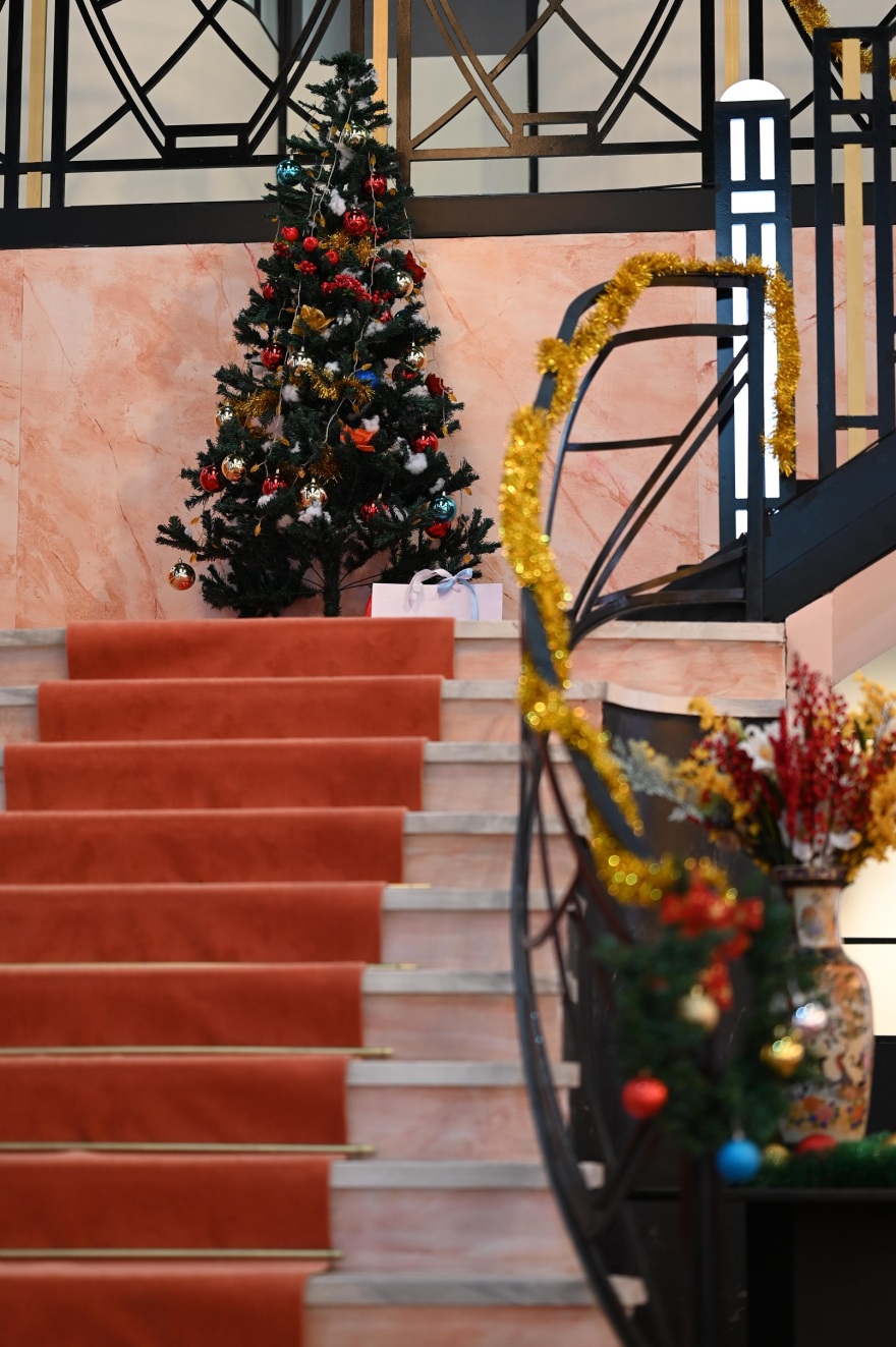 Παράδεισος των κυριών: Στολίστηκε για τα Χριστούγεννα