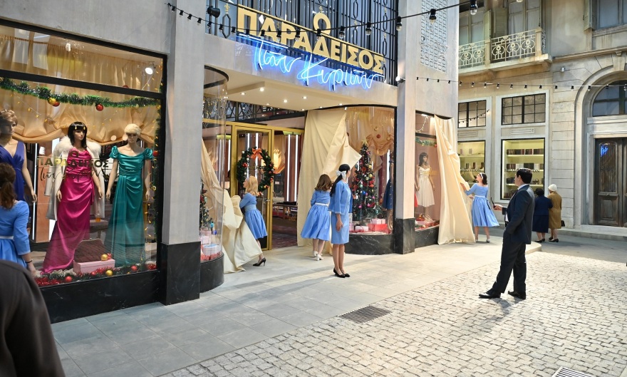 Παράδεισος των κυριών: Στολίστηκε για τα Χριστούγεννα