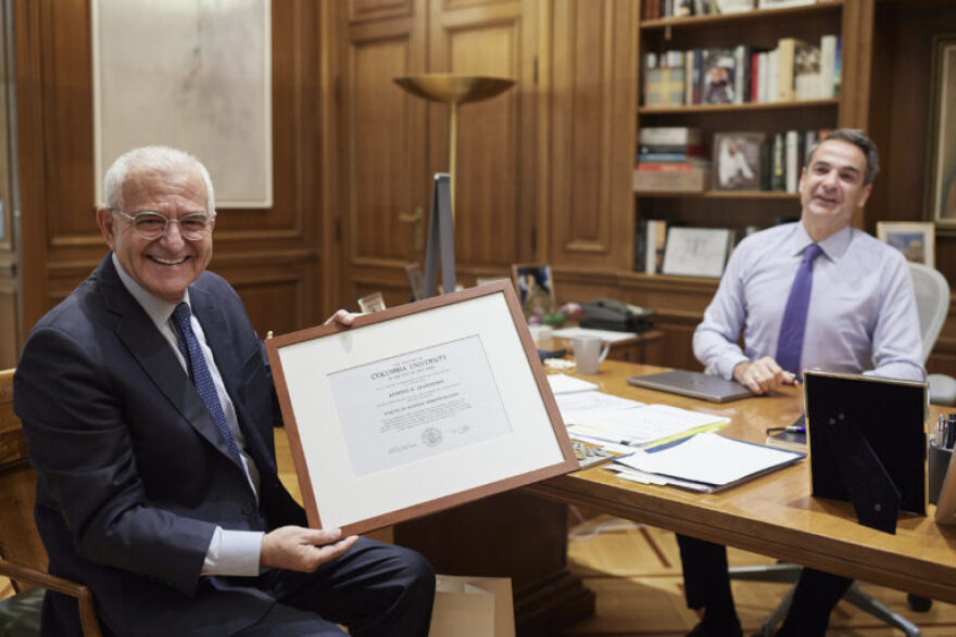 Αντίγραφο του πτυχίου του από το Columbia παρουσίασε ο Αντώνης Διαματάρης στον Κυριάκο Μητσοτάκη