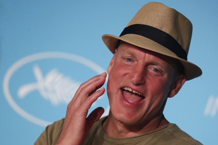 Ο Γούντι Χάρελσον και η ξέφρενη βραδιά με Μάικλ Τζ. Φοξ: «Ήπιαμε αίμα κόμπρας και έκανε εμετό»