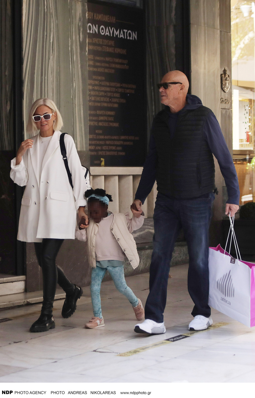 Χριστίνα Κοντοβά και Τζώνη Καλημέρης απολαμβάνουν τα ψώνια τους με την κόρη τους, Έιντα