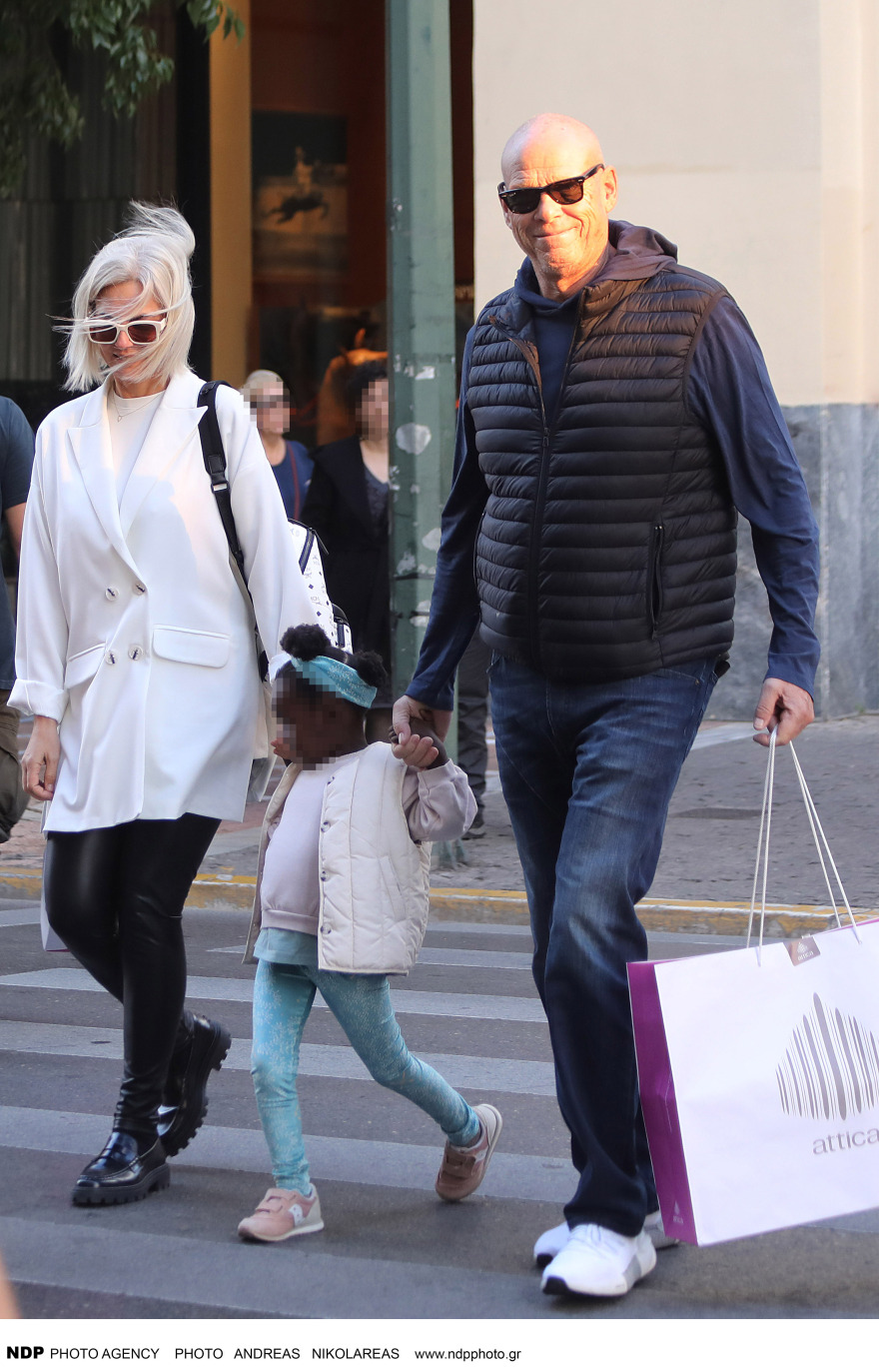 Χριστίνα Κοντοβά και Τζώνη Καλημέρης απολαμβάνουν τα ψώνια τους με την κόρη τους, Έιντα