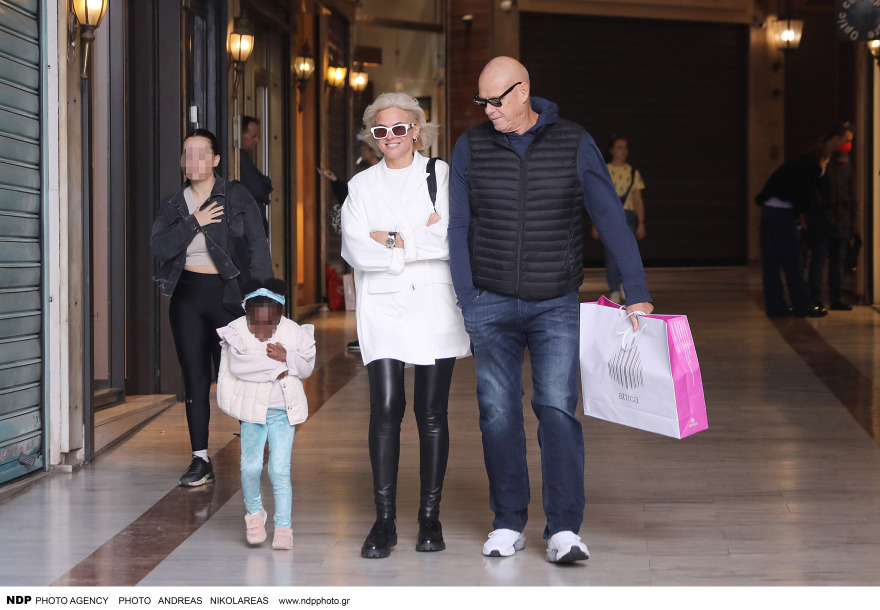 Χριστίνα Κοντοβά και Τζώνη Καλημέρης απολαμβάνουν τα ψώνια τους με την κόρη τους, Έιντα