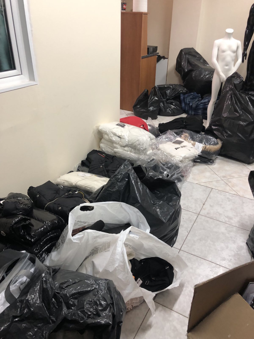 Θεσσαλονίκη: Κατασχέθηκε ποσότητα «μαμούθ» από απομιμήσεις επώνυμων ρούχων - Πάνω από 350.000 ευρώ η ζημιά των εταιρειών