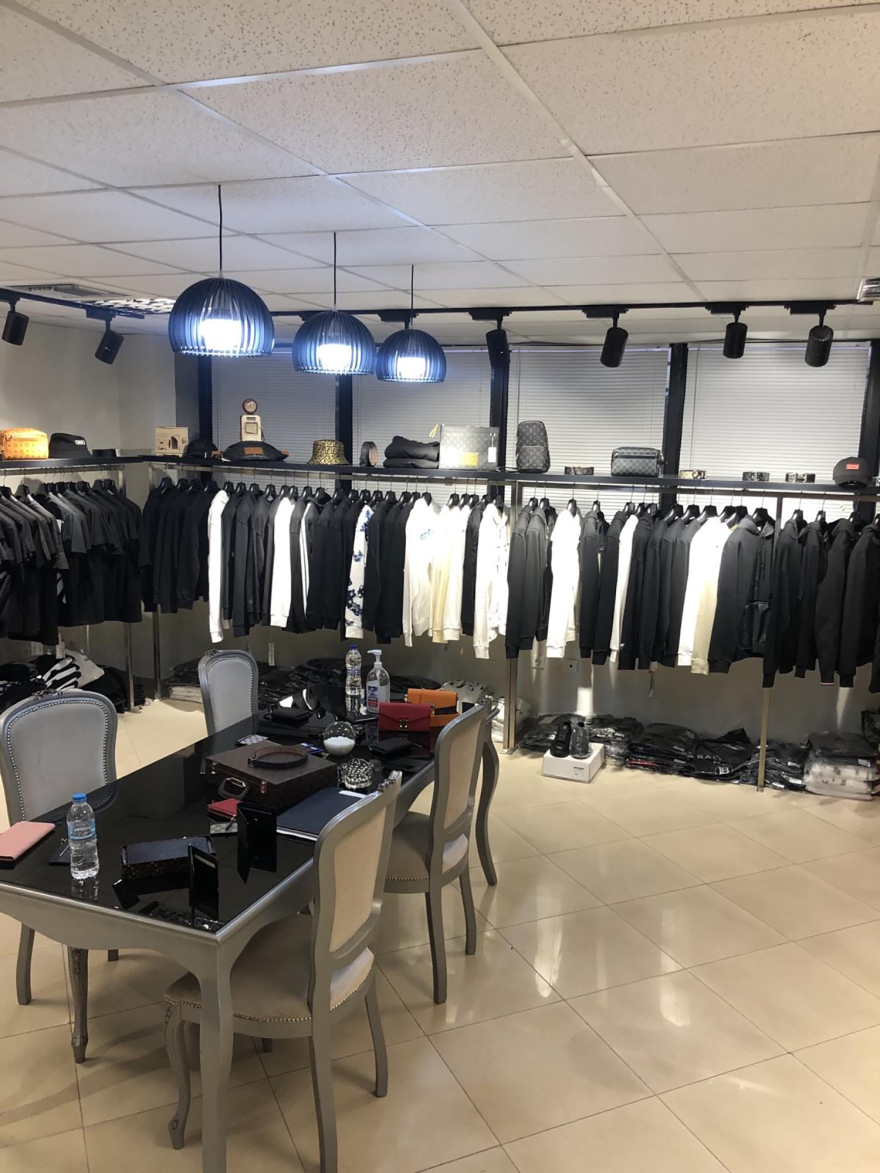 Θεσσαλονίκη: Κατασχέθηκε ποσότητα «μαμούθ» από απομιμήσεις επώνυμων ρούχων - Πάνω από 350.000 ευρώ η ζημιά των εταιρειών