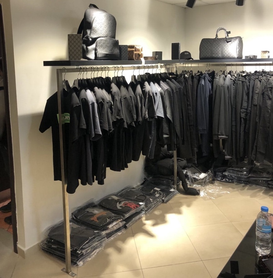 Θεσσαλονίκη: Κατασχέθηκε ποσότητα «μαμούθ» από απομιμήσεις επώνυμων ρούχων - Πάνω από 350.000 ευρώ η ζημιά των εταιρειών