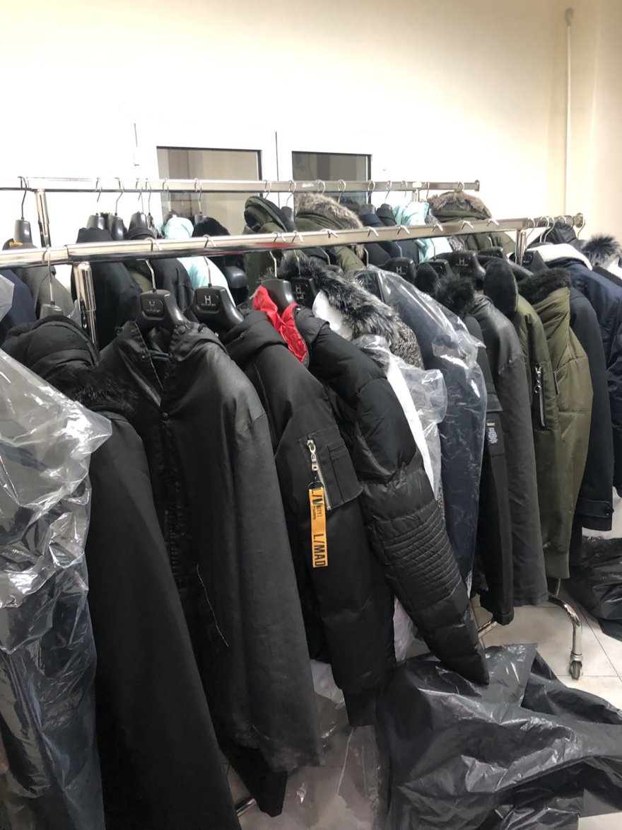 Θεσσαλονίκη: Κατασχέθηκε ποσότητα «μαμούθ» από απομιμήσεις επώνυμων ρούχων - Πάνω από 350.000 ευρώ η ζημιά των εταιρειών