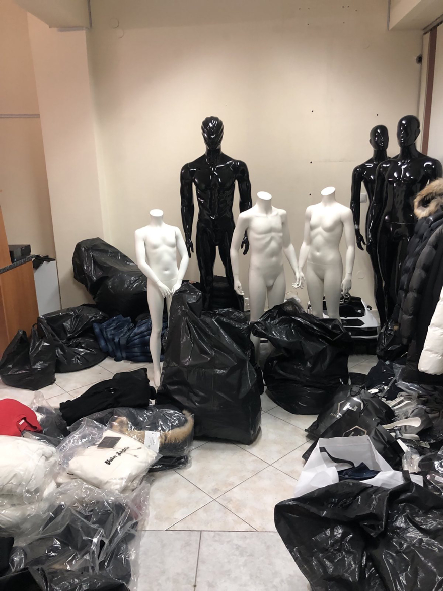 Θεσσαλονίκη: Κατασχέθηκε ποσότητα «μαμούθ» από απομιμήσεις επώνυμων ρούχων - Πάνω από 350.000 ευρώ η ζημιά των εταιρειών