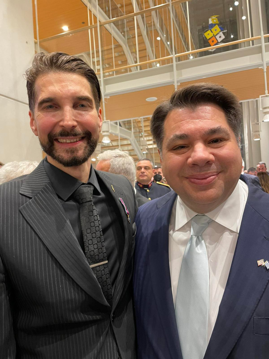 Τιμητική πλακέτα στον γλύπτη Νίκο Φλώρο για την προσφορά του στο ΓΕΕΘΑ με το έργο «Ελληνική Σημαία»