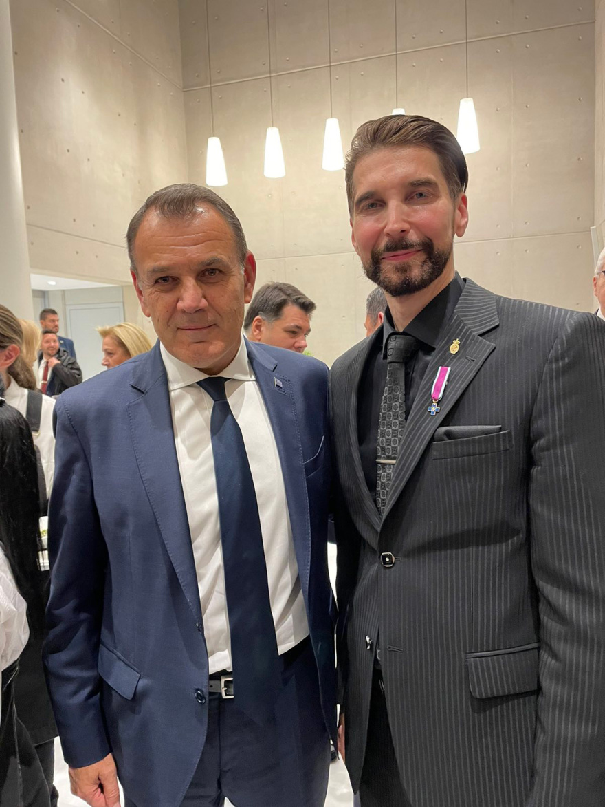 Τιμητική πλακέτα στον γλύπτη Νίκο Φλώρο για την προσφορά του στο ΓΕΕΘΑ με το έργο «Ελληνική Σημαία»