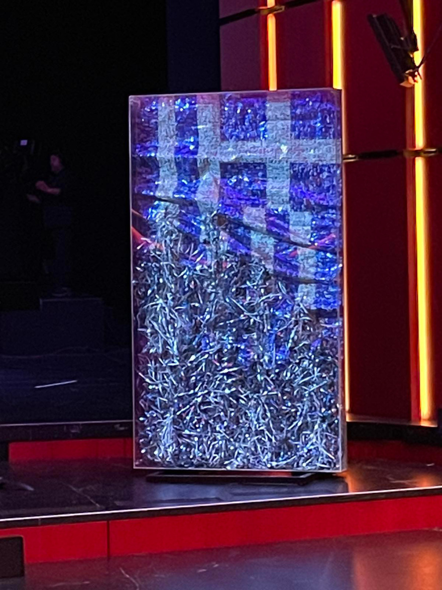 Τιμητική πλακέτα στον γλύπτη Νίκο Φλώρο για την προσφορά του στο ΓΕΕΘΑ με το έργο «Ελληνική Σημαία»