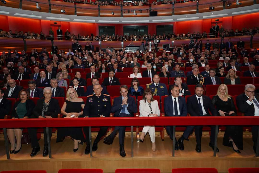 Τιμητική πλακέτα στον γλύπτη Νίκο Φλώρο για την προσφορά του στο ΓΕΕΘΑ με το έργο «Ελληνική Σημαία»