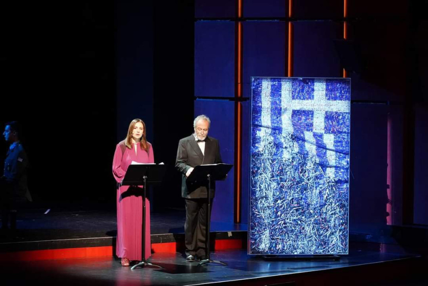 Τιμητική πλακέτα στον γλύπτη Νίκο Φλώρο για την προσφορά του στο ΓΕΕΘΑ με το έργο «Ελληνική Σημαία»