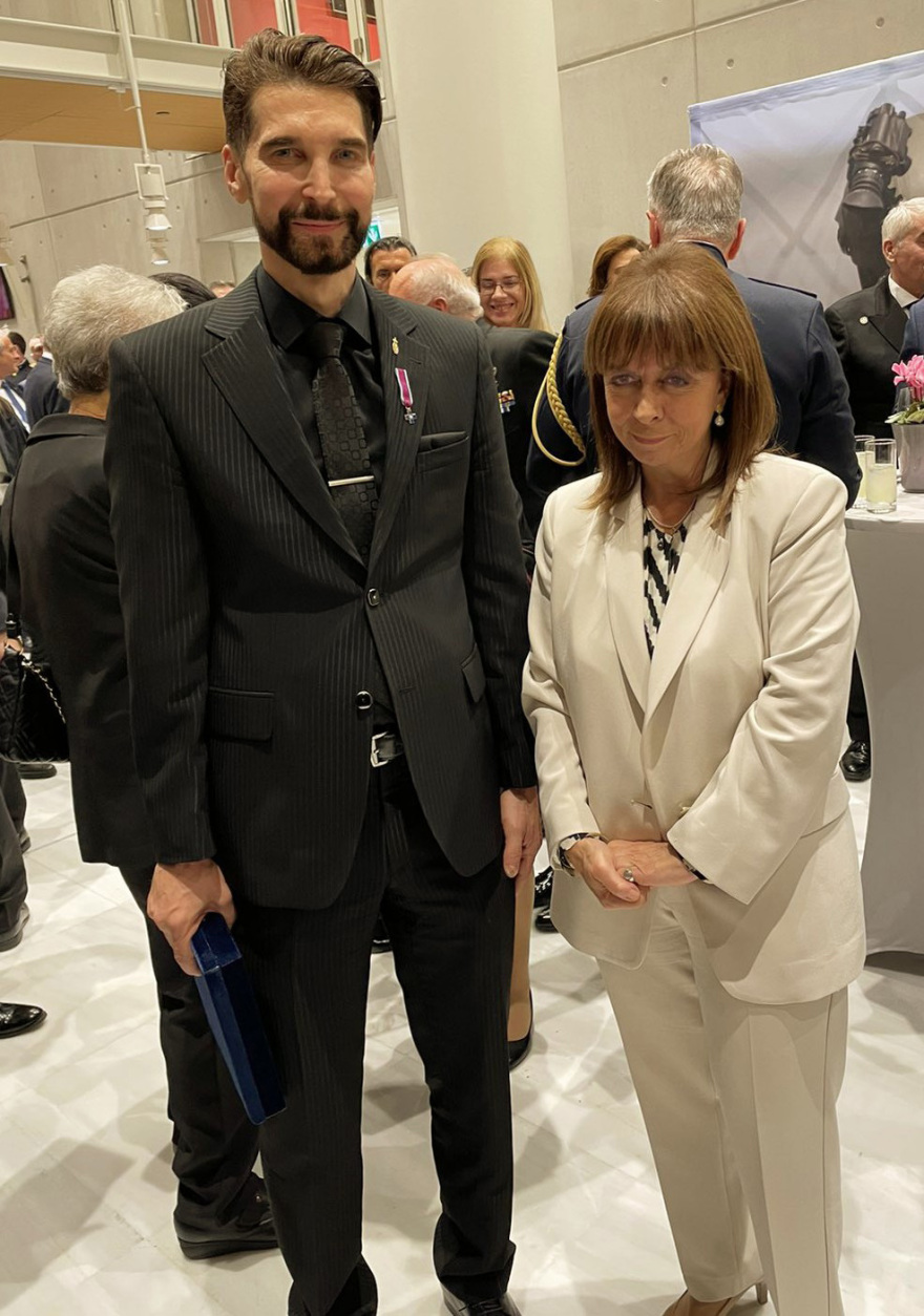 Τιμητική πλακέτα στον γλύπτη Νίκο Φλώρο για την προσφορά του στο ΓΕΕΘΑ με το έργο «Ελληνική Σημαία»