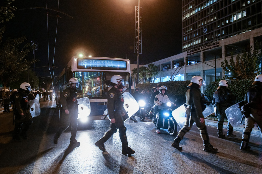 Επιχείρηση της ΕΛ.ΑΣ στα «Προσφυγικά» της λεωφόρου Αλεξάνδρας με 78 συλλήψεις και 7 τραυματίες αστυνομικούς