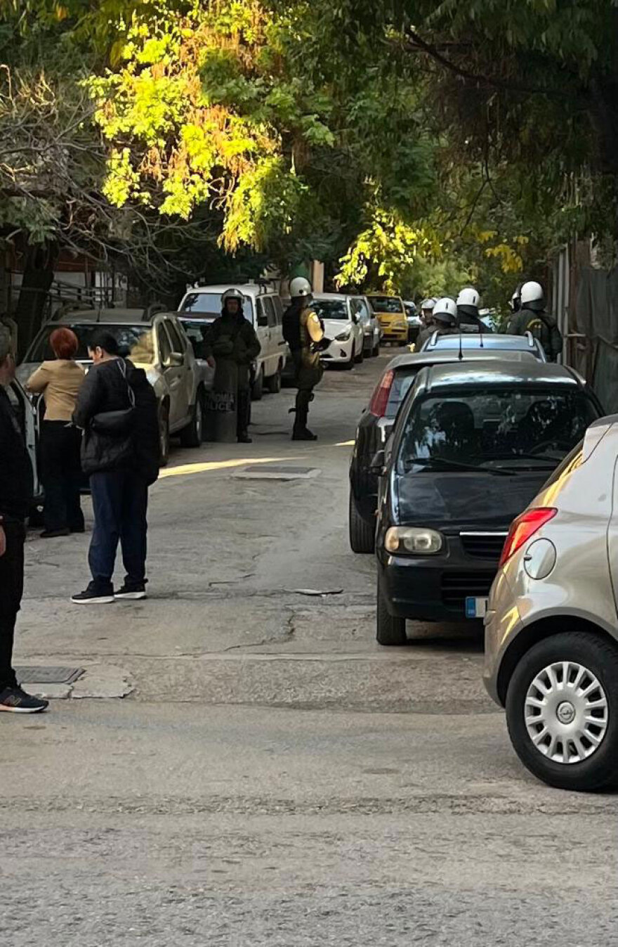 Συνελήφθη ο δράστης του εμπρησμού στη Real - Δείτε εικόνες από την επιχείρηση της ΕΛΑΣ 