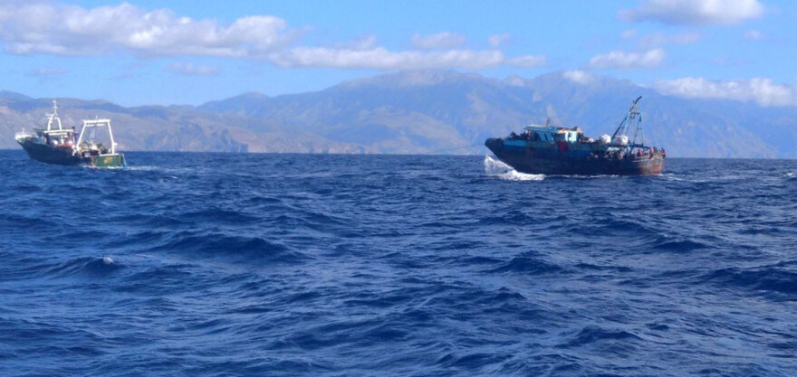 Κρήτη: Έφτασε στην Παλαιόχωρα το αλιευτικό με τους 500 μετανάστες - Δείτε φωτογραφίες