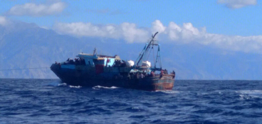 Κρήτη: Έφτασε στην Παλαιόχωρα το αλιευτικό με τους 500 μετανάστες - Δείτε φωτογραφίες