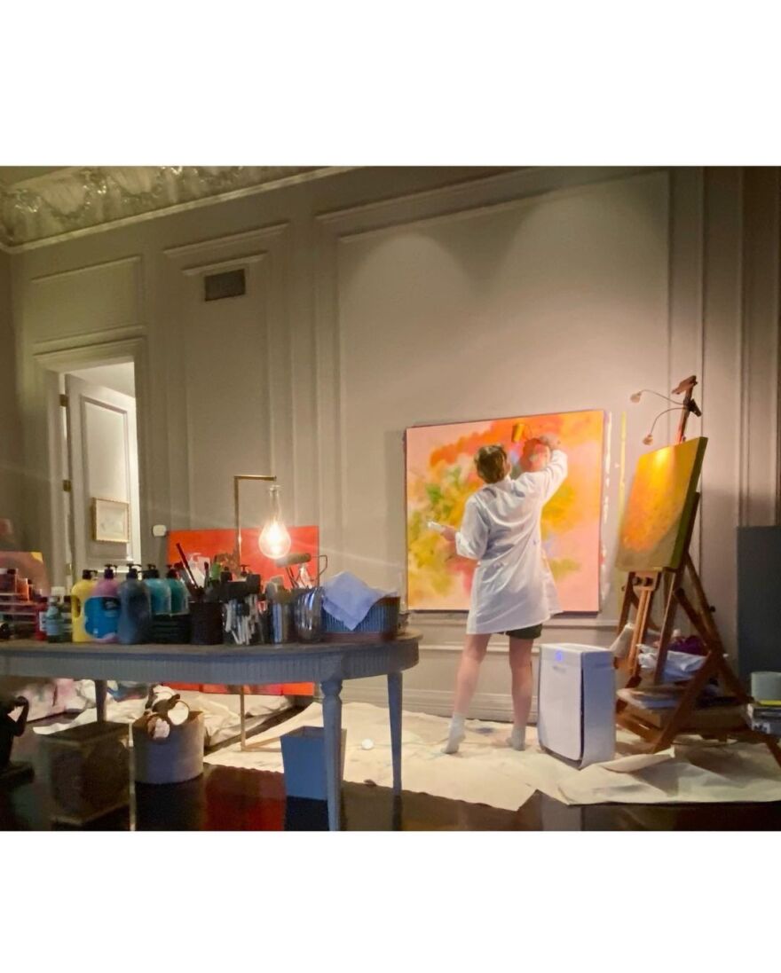 Σάρον Στόουν: Η ηθοποιός σε καλλιτεχνικό οίστρο ζωγραφίζει στο ατελιέ της