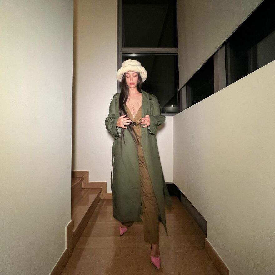 Ελένη Φουρέιρα: Ποζάρει στον φακό με το «faux γούνινο καπέλο της»