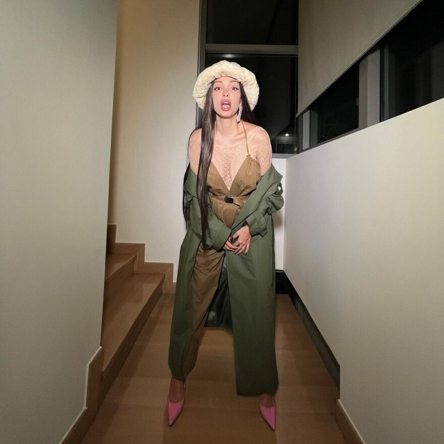 Ελένη Φουρέιρα: Ποζάρει στον φακό με το «faux γούνινο καπέλο της»