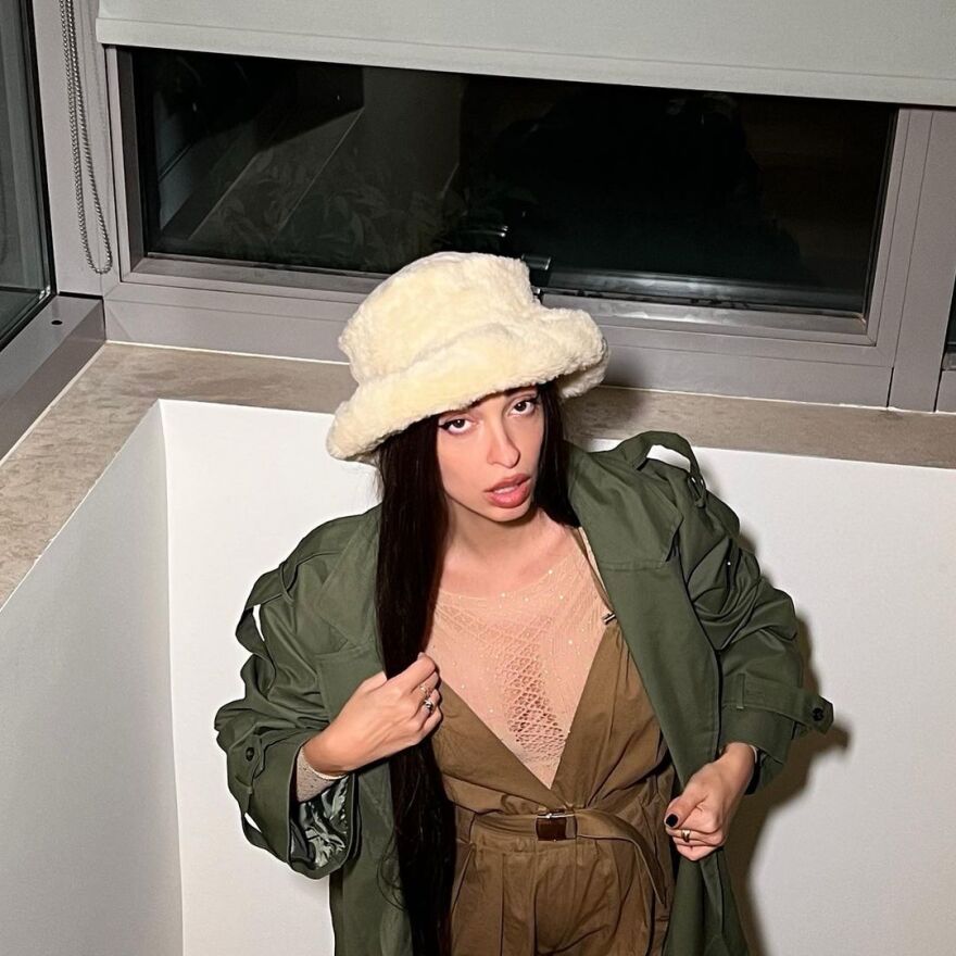 Ελένη Φουρέιρα: Ποζάρει στον φακό με το «faux γούνινο καπέλο της»