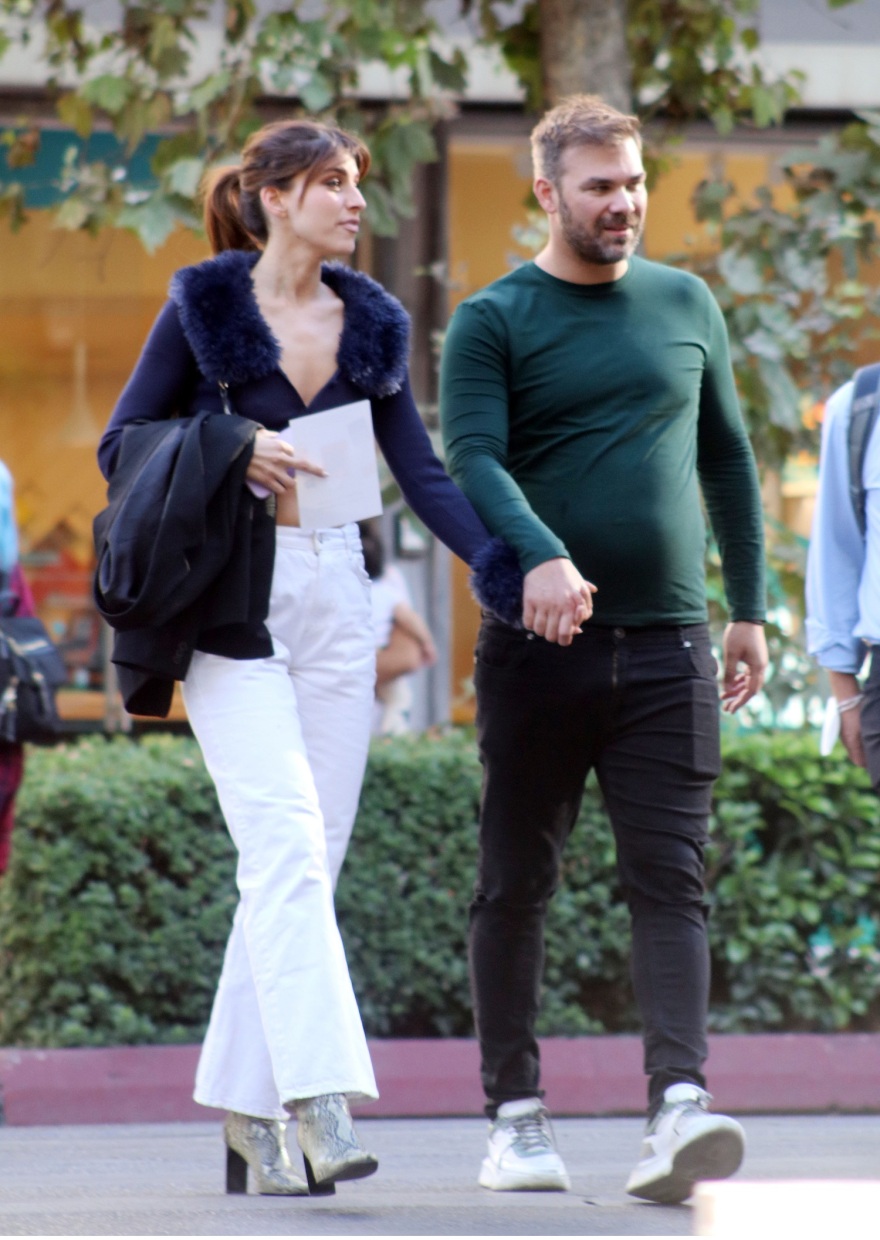 Γιώργος Σαμπάνης: Μαζί με την Ιωάννα Σαρρή απολαμβάνουν τη βόλτα τους στο κέντρο της Αθήνας - Δείτε φωτογραφίες