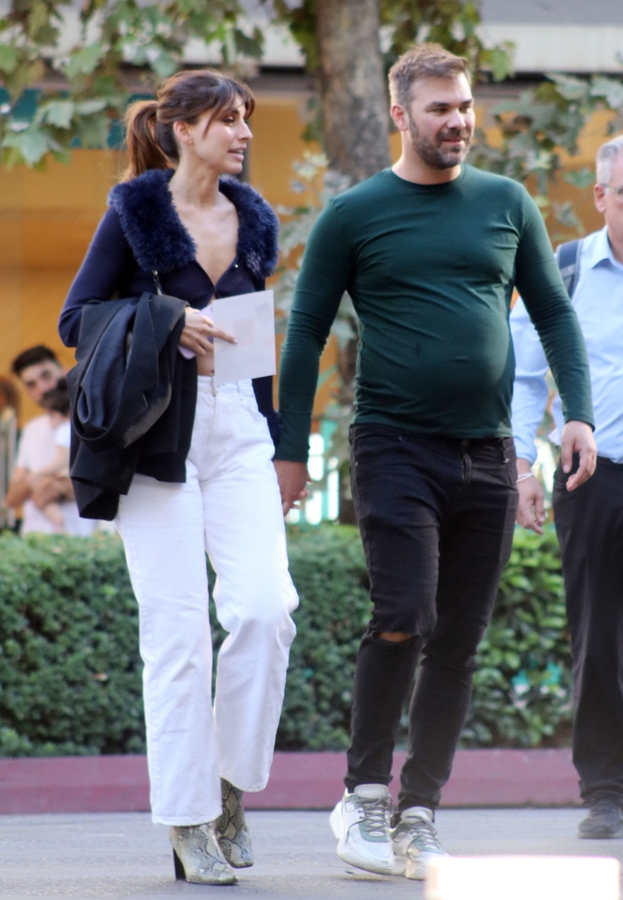 Γιώργος Σαμπάνης: Μαζί με την Ιωάννα Σαρρή απολαμβάνουν τη βόλτα τους στο κέντρο της Αθήνας - Δείτε φωτογραφίες