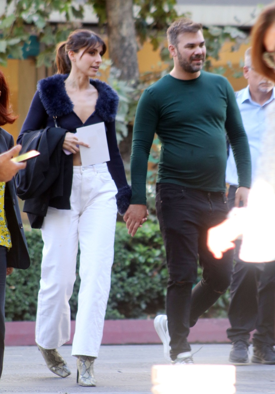 Γιώργος Σαμπάνης: Μαζί με την Ιωάννα Σαρρή απολαμβάνουν τη βόλτα τους στο κέντρο της Αθήνας - Δείτε φωτογραφίες