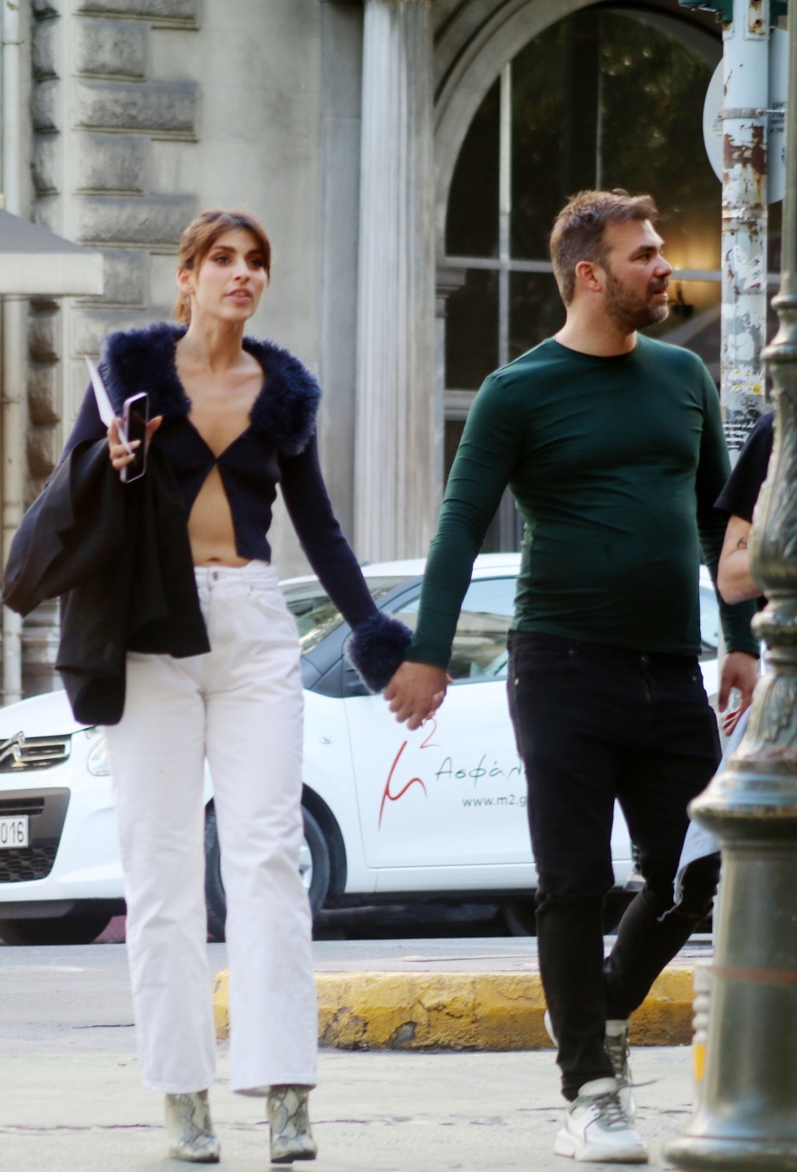 Γιώργος Σαμπάνης: Μαζί με την Ιωάννα Σαρρή απολαμβάνουν τη βόλτα τους στο κέντρο της Αθήνας - Δείτε φωτογραφίες