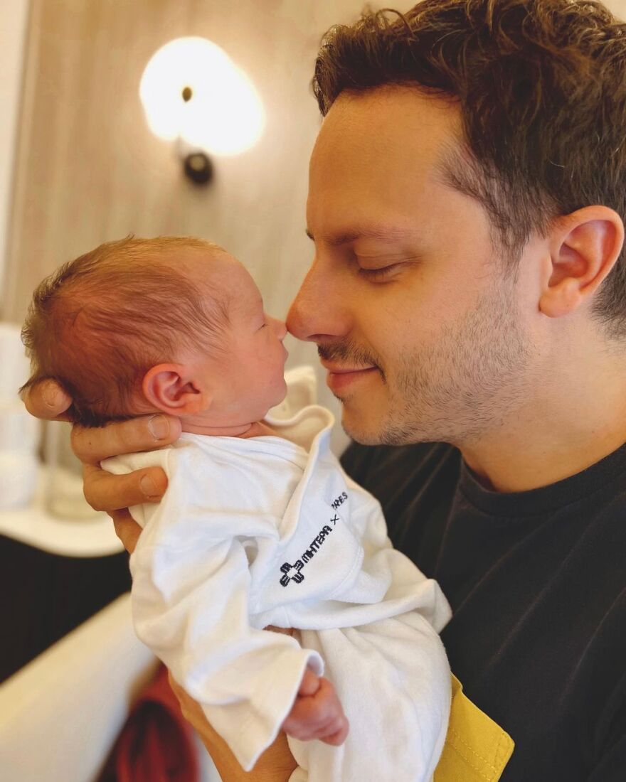 Δημήτρης Μακαλιάς για τη γέννηση της κόρης του: «Πάντα υπάρχει περιθώριο για συνεχώς μεγαλύτερες συγκινήσεις»
