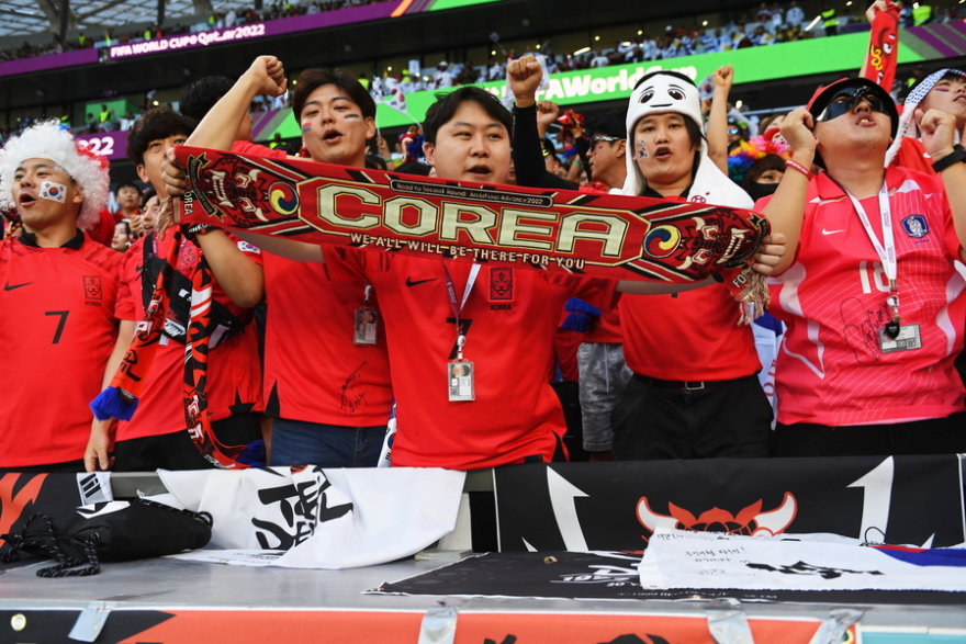 Μουντιάλ 2022: Κορεάτες στην εξέδρα φόρεσαν μάσκες για συμπαράσταση στον Σον 