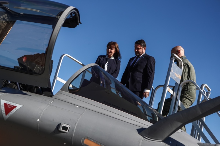 Στην Τανάγρα η Κατερίνα Σακελλαροπούλου, μπήκε σε πιλοτήριο Rafale - Δείτε φωτογραφίες