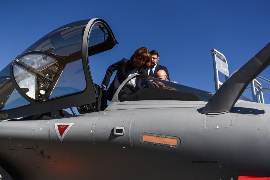 Στην Τανάγρα η Κατερίνα Σακελλαροπούλου, μπήκε σε πιλοτήριο Rafale - Δείτε φωτογραφίες