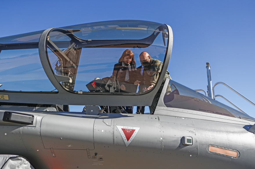 Στην Τανάγρα η Κατερίνα Σακελλαροπούλου, μπήκε σε πιλοτήριο Rafale - Δείτε φωτογραφίες