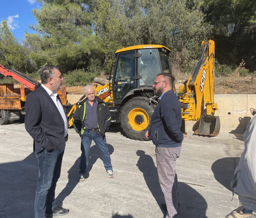 Ζωγράφου: Εμπρηστική επίθεση στο αμαξοστάσιο του δήμου - Ζημιές σε 4 μηχανήματα έργου κι ένα φορτηγό