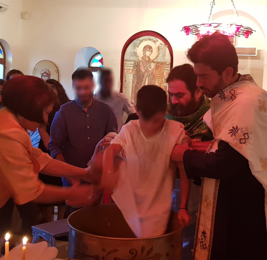 Κιβωτός του Κόσμου: Ομαδικές βαπτίσεις με νονά την πρεσβυτέρα - Δείτε φωτογραφίες