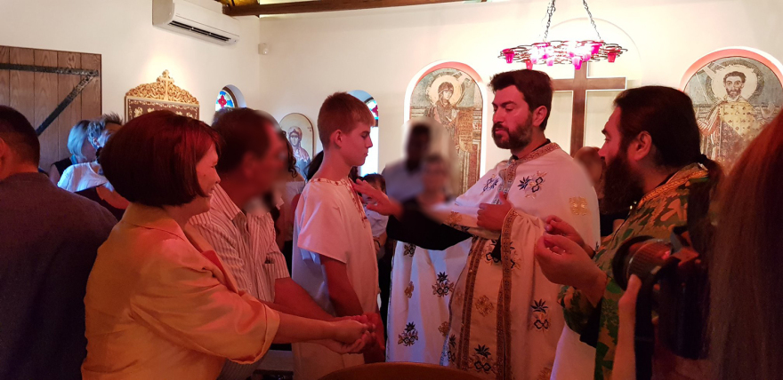 Κιβωτός του Κόσμου: Ομαδικές βαπτίσεις με νονά την πρεσβυτέρα - Δείτε φωτογραφίες