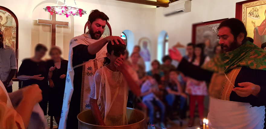 Κιβωτός του Κόσμου: Ομαδικές βαπτίσεις με νονά την πρεσβυτέρα - Δείτε φωτογραφίες