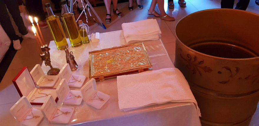 Κιβωτός του Κόσμου: Ομαδικές βαπτίσεις με νονά την πρεσβυτέρα - Δείτε φωτογραφίες