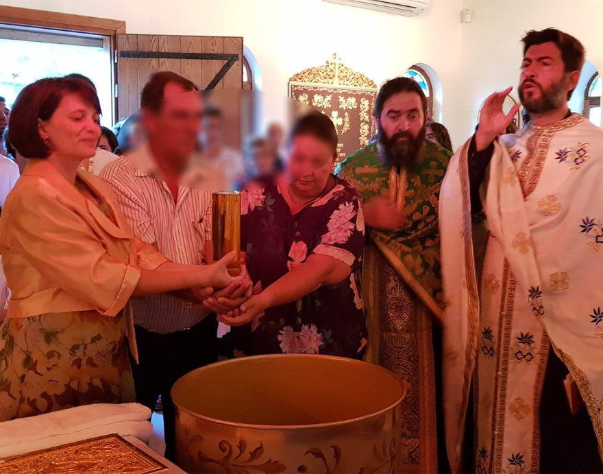 Κιβωτός του Κόσμου: Ομαδικές βαπτίσεις με νονά την πρεσβυτέρα - Δείτε φωτογραφίες