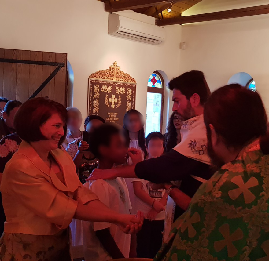 Κιβωτός του Κόσμου: Ομαδικές βαπτίσεις με νονά την πρεσβυτέρα - Δείτε φωτογραφίες