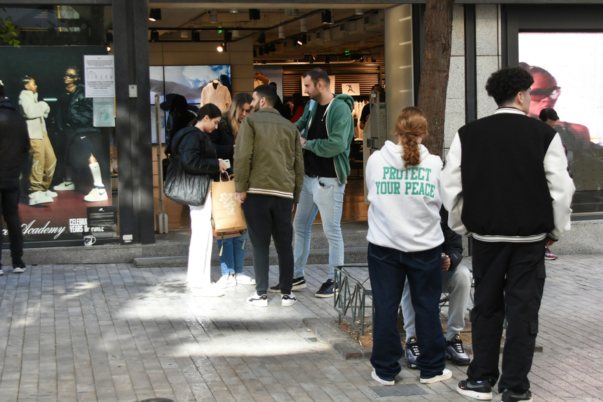 Black Friday: Oυρές έξω από τα εμπορικά - Τι «κυνηγούν» φέτος οι καταναλωτές