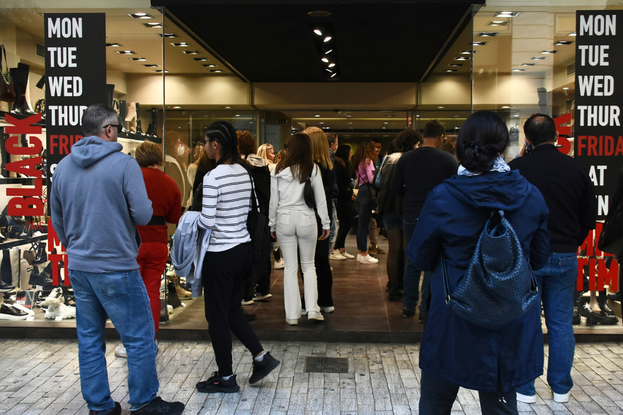 Black Friday: Oυρές έξω από τα εμπορικά - Τι «κυνηγούν» φέτος οι καταναλωτές