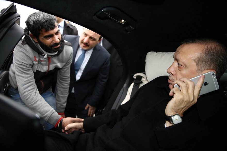 Τουρκία: «Σόου» Ερντογάν - Έσωσε επίδοξο αυτόχειρα, όπως είχε κάνει και το 2015!