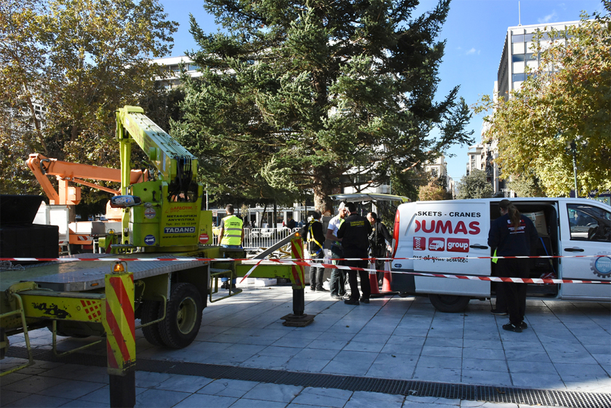 Στήθηκε το χριστουγεννιάτικο δέντρο στην πλατεία Συντάγματος – Δείτε φωτογραφίες