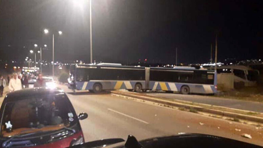 Τροχαίο στη λεωφόρο Σπάτων Αρτέμιδος - Λεωφορείο «κόλλησε» στη διαχωριστική νησίδα