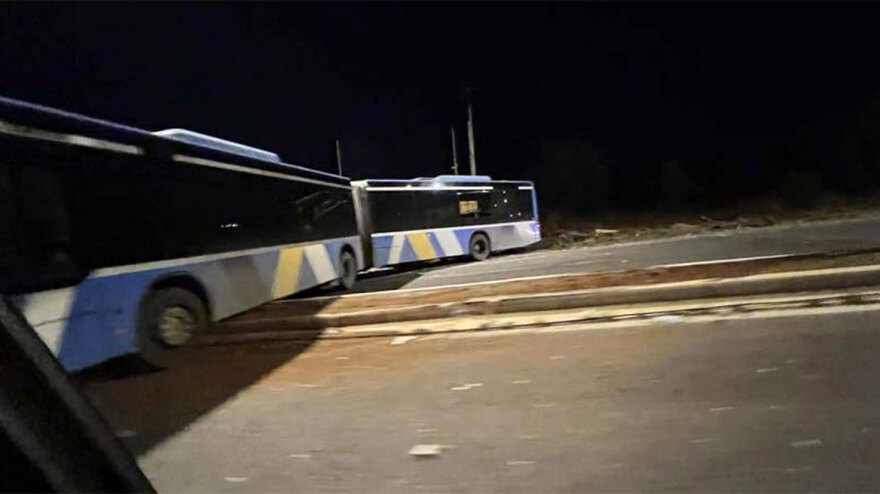 Τροχαίο στη λεωφόρο Σπάτων Αρτέμιδος - Λεωφορείο «κόλλησε» στη διαχωριστική νησίδα