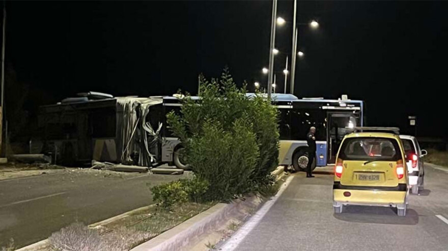 Τροχαίο στη λεωφόρο Σπάτων Αρτέμιδος - Λεωφορείο «κόλλησε» στη διαχωριστική νησίδα