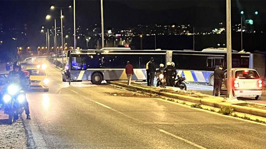 Τροχαίο στη λεωφόρο Σπάτων Αρτέμιδος - Λεωφορείο «κόλλησε» στη διαχωριστική νησίδα